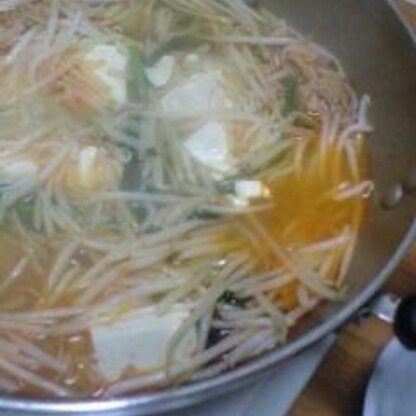 白ネギの代わりにニラともやしを入れました。

チゲ鍋の素を買わなくても、本格的な韓国チゲ鍋が美味しく簡単に出来て感動ものです。